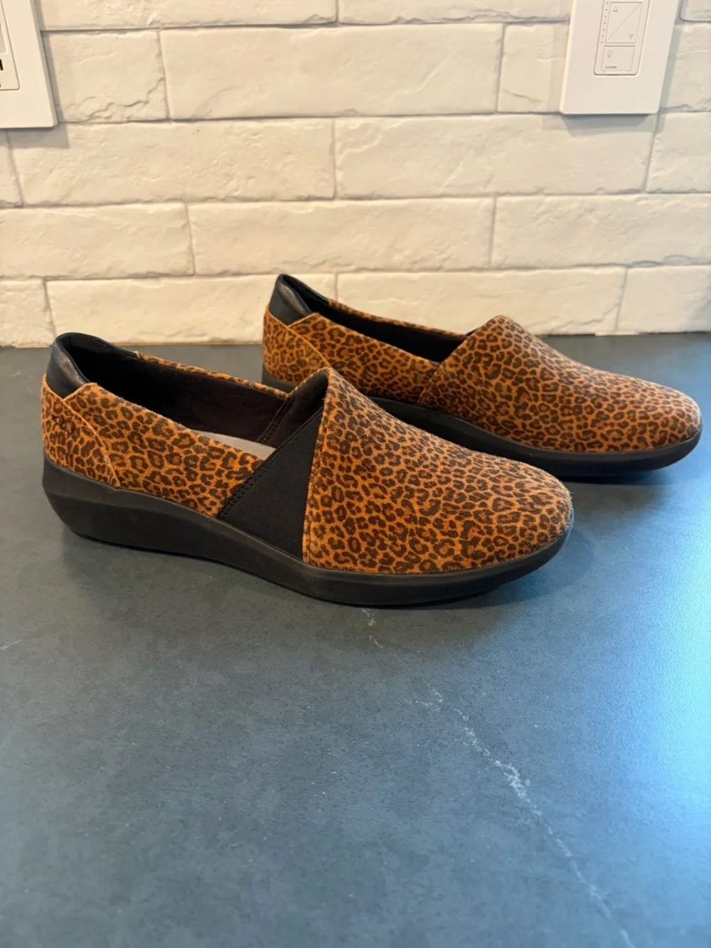 Clarks Collection sz 10 Kayleigh STep Cheetah Print leather Slip-On Shoes